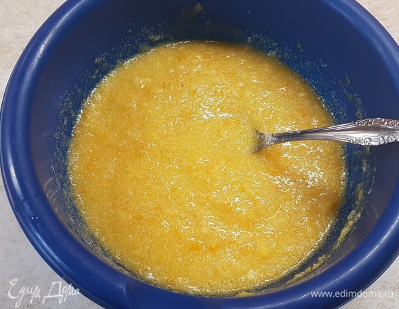 Пока тесто поднимается, надо сделать начинку. Для этого в кипящую воду опустить лимон и апельсин (не очищать от кожуры) на 1 минуту. Потом разрезать их на маленькие кусочки, убрать косточки и перемолоть в блендере или через мясорубку. К цитрусовой смеси добавить манную крупу и сахар. Крупа должна разбухнуть, и тогда начинка не будет жидкой. Но если этого не происходит (как в моем случае), то можно проварить смесь до загустения. Я варила примерно 5 минут. После остывания начинка загустела.