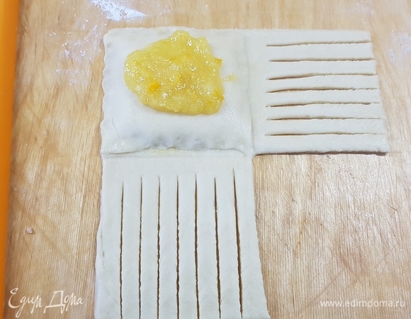 Разделить тесто на 8 кусочков. Взять один и раскатать его в квадрат. Поделит его на 4 части. Две части нарезаем полосками, а две оставляем целиковыми. На одну целую часть выкладываем начинку (примерно 1,5 ч. л.) и накрываем второй целой частью. Сверху еще выкладываем начинку.