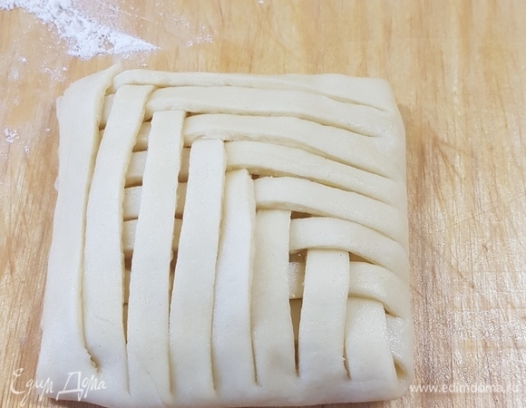 А потом делаем из полосок плетеный узор.