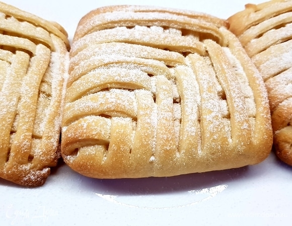 Посыпать сахарной пудрой.