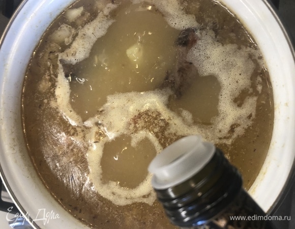 Когда суп почти готов, добавляем чайную ложку яблочного уксуса.