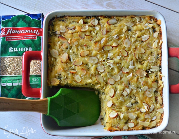 Готовой запеканке дайте немного остыть и подавайте к столу. В охлажденном виде она легко и ровно нарезается, но у меня на фото запеканка практически только с пылу с жару. 