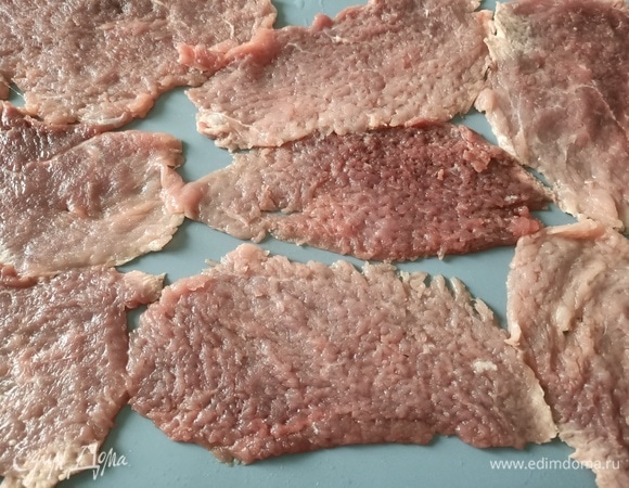Мясо отбить, посолить и поперчить.