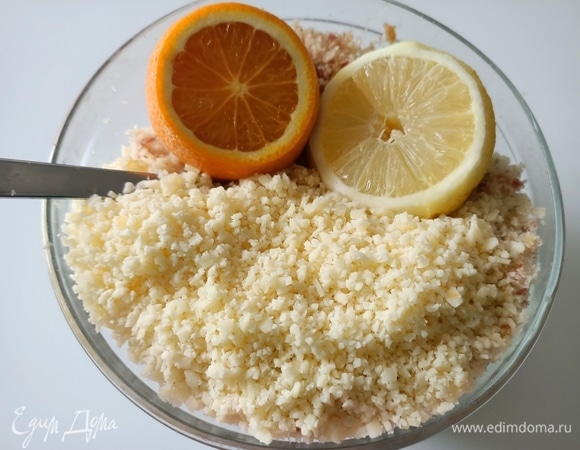 Измельчить хлеб, салями, сыр и фисташки. Добавить сок половины небольшого апельсина и лимона. Перемешать сначала ложкой, затем руками.