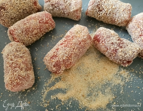 Обвалять в панировочных сухарях.