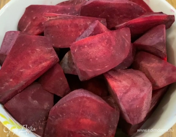 Свеклу вымыть, почистить и нарезать крупными дольками.