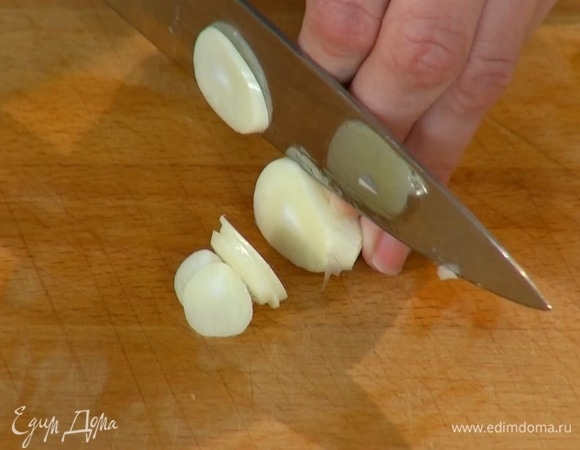 Чеснок почистить и нарезать тонкими пластинками.