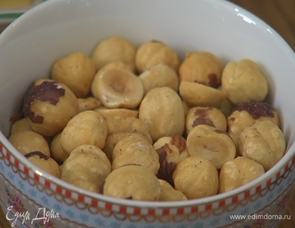 Фундук раздавить плоской стороной ножа.