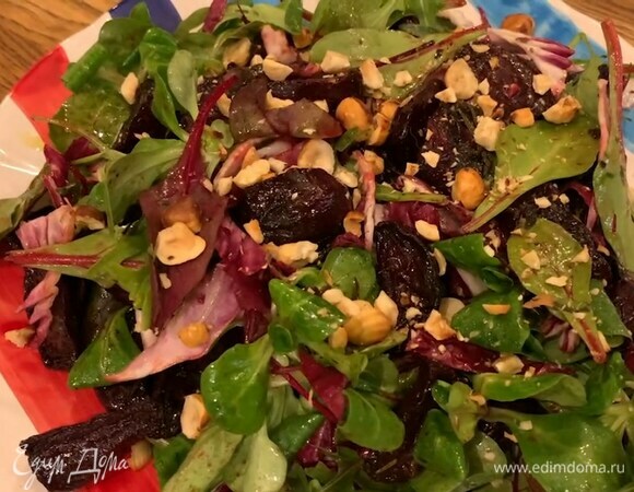 В глубокой миске соединить салатный микс, радиккио, запеченную свеклу, полить оставшейся заправкой и перемешать, затем выложить на чечевицу и посыпать орехами.