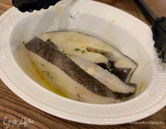 Рыбу выложить в маринад, перемешать и дать постоять минут 10‒15.