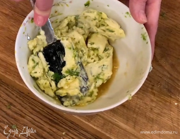 Приготовить лаймовое масло: в миску с цедрой лайма выжать 2 ст. ложки сока из оставшегося лайма, всыпать оставшуюся копченую паприку, кайенский перец, черный перец и соль, добавить кинзу и предварительно размягченное сливочное масло, влить оливковое масло и все растереть силиконовой лопаткой.