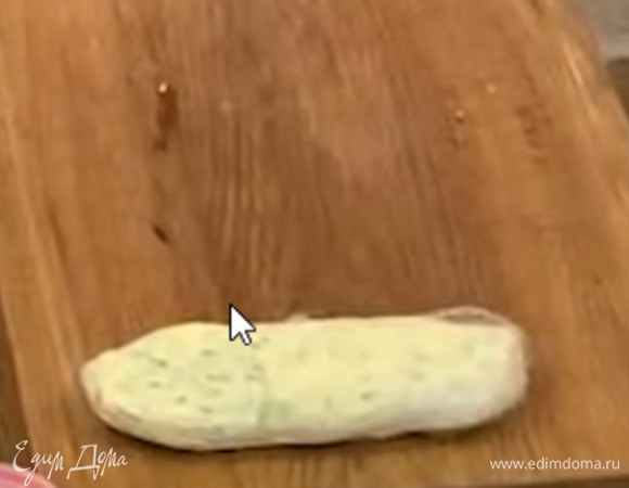 Выложить лаймовое масло в пищевую пленку, сформировать колбаску и отправить на 10 минут в морозильник.