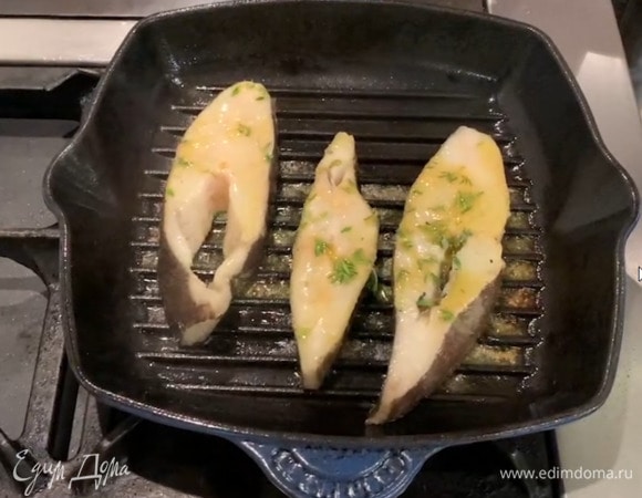 Замаринованную рыбу пожарить с двух сторон на сковороде-гриль до готовности, затем переложить на тарелку, сверху разложить небольшие кусочки ароматного сливочного масла.