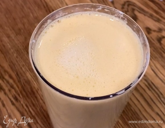 Желтки с сахаром и ванильным экстрактом взбить блендером с насадкой-венчиком в пышную массу, так чтобы сахар полностью растворился, затем через сито тонкой струйкой влить горячую сливочную смесь.