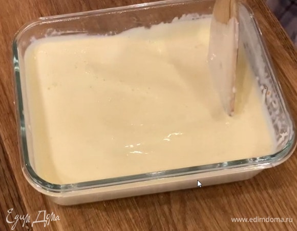 Перелить смесь в кастрюлю и, непрерывно помешивая, прогревать на маленьком огне. Как только масса заварится, снять с плиты и перемешивать еще пару минут, затем остудить и перелить в форму с крышкой.