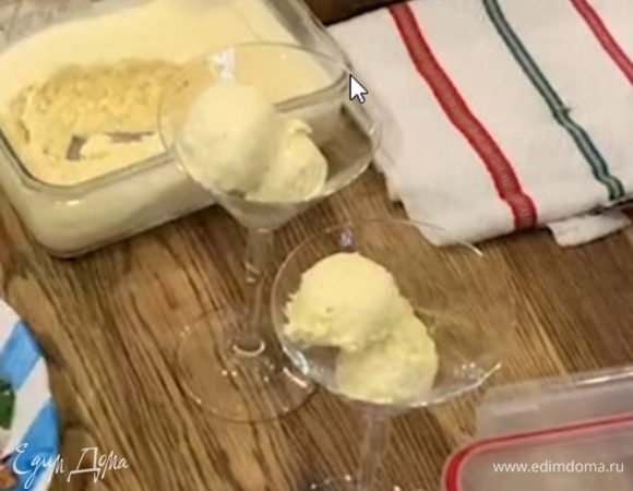 В остывшую сливочную массу всыпать кокосовую стружку (немного оставить для украшения), влить кокосовые сливки и все перемешать, закрыть форму крышкой и охлаждать в морозильнике до полного застывания.