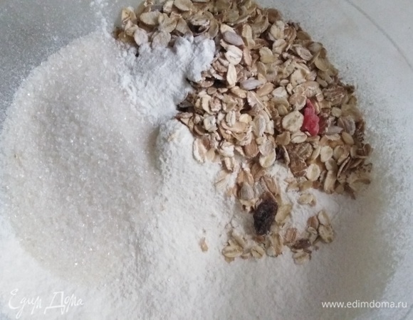 Просеянную муку смешать с мюсли, сахаром и разрыхлителем.