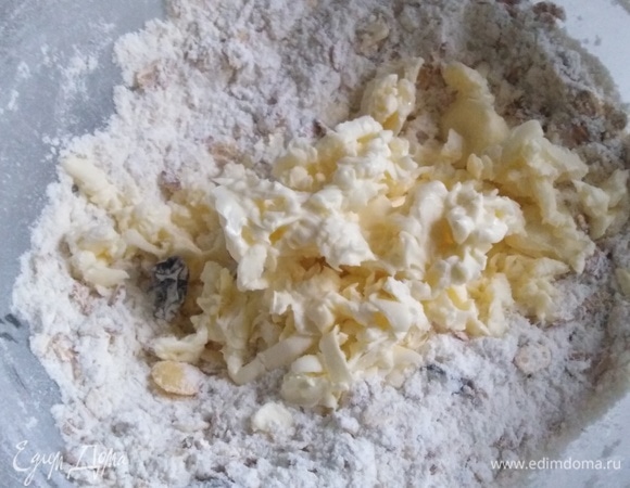 Натереть 60 г сливочного масла.