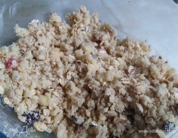 Перетереть тесто руками в крошку.