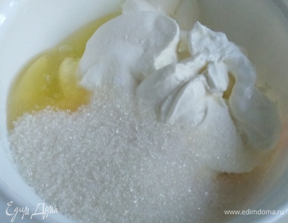 Приготовить начинку. Для этого смешать сметану с яйцом, сахаром и ванилью.