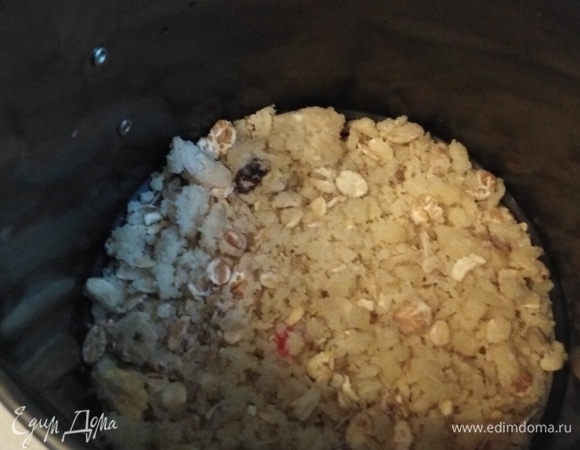 Дно разъемной формы застелить пергаментом (размер моей — 12 см). Выложить слой крошки толщиной 0,5 см.