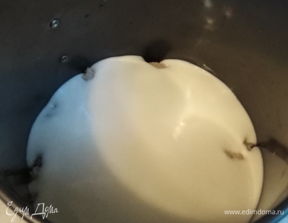 На крошку выложить слой начинки. Так чередуйте слои. Последний должен быть из крошки.