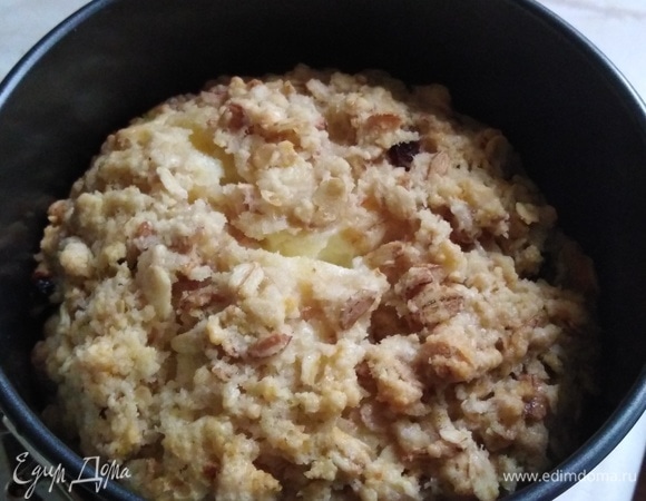 Поставить в разогретую духовку. Выпекать при 200°C в течение 1 часа. Готовность проверить шпажкой.