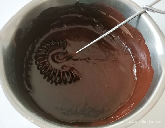 В сотейник налить воду, поставить на огонь. Как только вода начнет закипать, добавить какао. Варить пару минут при постоянном помешивании. Остудить.