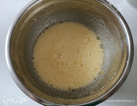 Включаем миксер и начинаем взбивать сначала яйца с сахаром, затем добавляем ванилин и подсолнечное масло.