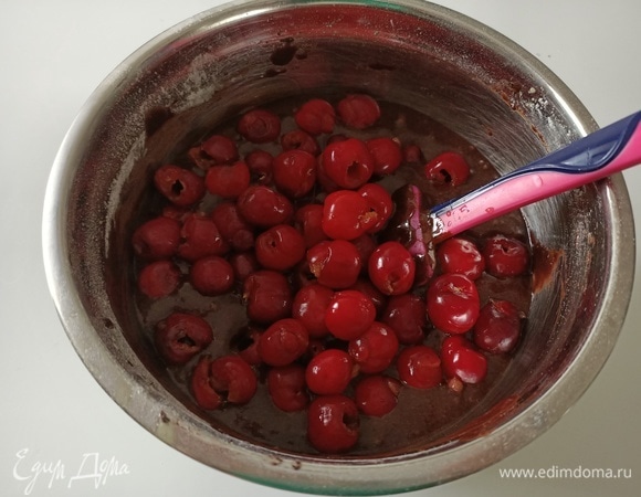 Черешню промываем, удаляем косточки. Добавляем в тесто, аккуратно перемешиваем.