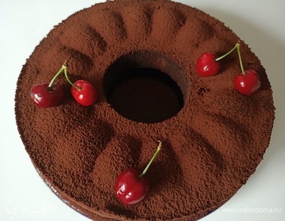 Готовый пирог остудить, достать из формы и посыпать темным какао. Для более сладкого варианта какао смешать с сахарной пудрой или же просто сахарной пудрой посыпать верх пирога. Приятного аппетита!