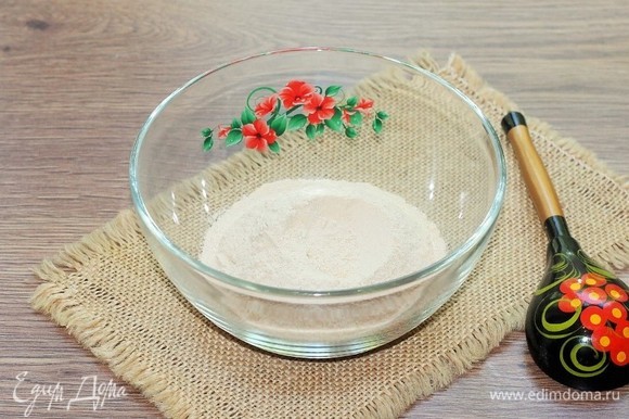 Смешать гречневую муку с пшеничной и просеять. Затем добавить соль (1 ч. л.) и перемешать.