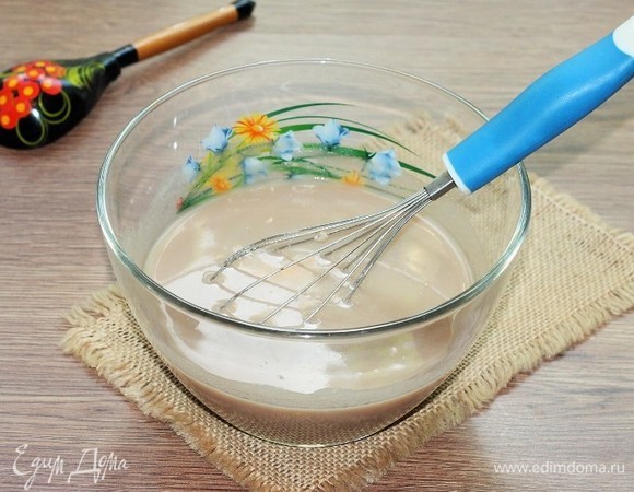 В большую миску вылить половину холодной воды и небольшими частями добавить сухую мучную смесь. Венчиком или блендером взбить смесь до однородности. Оставшуюся воду вмешивать частями.