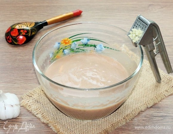 Добавляем прессованный чеснок (1 зубчик) и 1 яйцо, взбиваем венчиком. Оставляем тесто минут на 20.