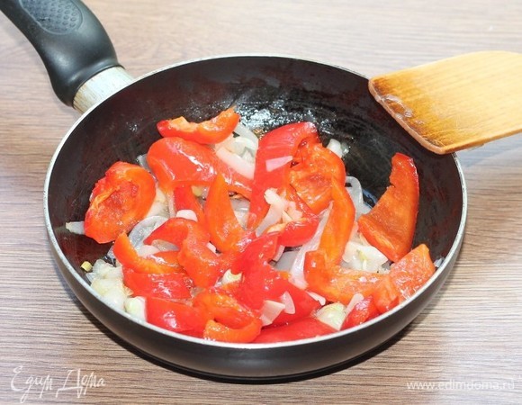 Приготовим соус. Очищаем и нарезаем овощи для соуса. На разогретом растительном масле (1 ст. л.) обжариваем лук до прозрачности. Затем добавляем сладкий перец и тушим до готовности перца.