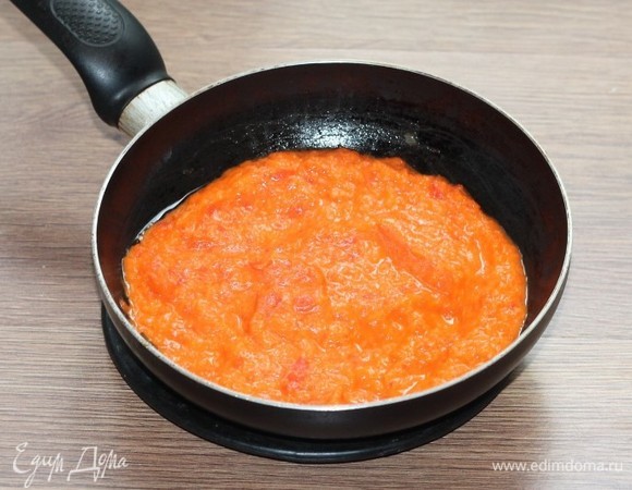 Выкладываем соус в сковороду и на слабом огне, периодически перемешивая, доводим до кипения. Снимаем соус с плиты и охлаждаем. Можно добавить измельченную зелень (петрушку, базилик). Соус готов!