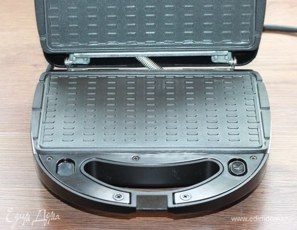 Вафли можно испечь в мультипекаре, в вафельнице или в духовке (в формочках). Из этого теста можно приготовить на плите оладьи. Я готовила в мультипекаре. Установила панели для вафель и разогрела мультипекарь.