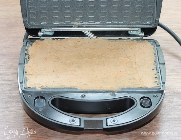 Равномерно выложила тесто на прогретую формочку.