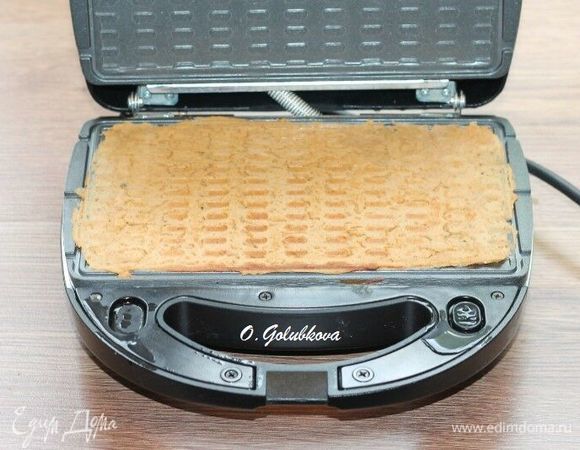 Испеченные вафли, не остужая,...