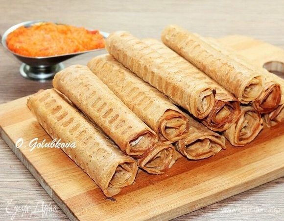 Перекладываем вафли на деревянную доску и даем им время остыть. При этом не накрываем полотенцем, иначе вафли будут мягкими.