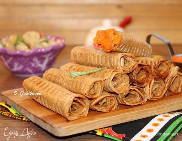 Остывшие хрустящие вафли подаем с острым пряным соусом. Приятного аппетита!