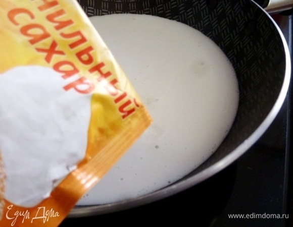 В глубокой сковороде или сотейнике разогреть кокосовое молоко и добавить ванильный сахар. При желании можно всыпать обычный сахар. Но не забывайте, что у нас будет сладкий топинг к каше. Кокосовое молоко само по себе сладковатое, я сахар не кладу, мне сладости и так хватает.