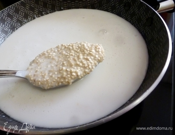 В кокосовое молоко выложить киноа и варить на умеренном огне до готовности каши.