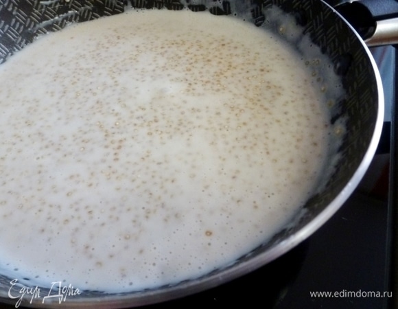 Киноа варится быстро, на это уйдет минут 15–20. Прикрыть крышкой и оставить на 7–10 минут, а затем разворошить вилкой.