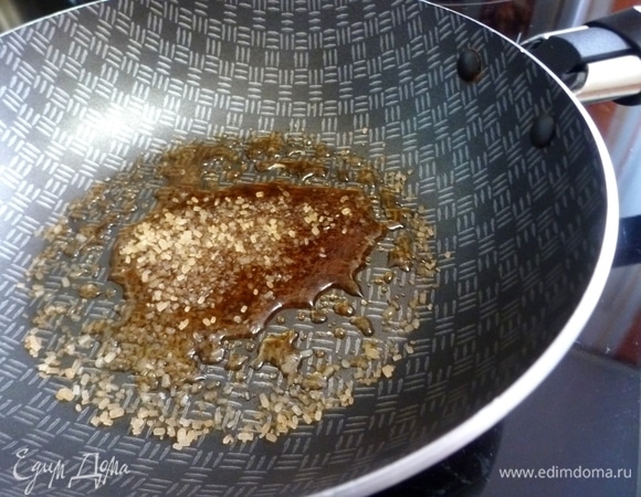 На сковороде распопить коричневый сахар.