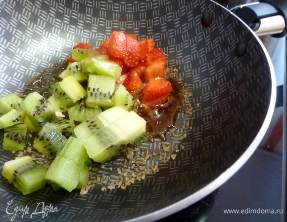 Киви и клубнику нарезать кубиком и потушить в сахаре в течение 3–5 минут.