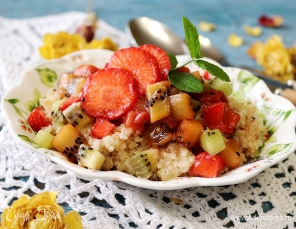 При подаче кашу из киноа посыпать кусочками фруктов и полить образовавшимся соком. Украсить мятой. Приятного аппетита!