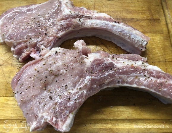 Мясо смажьте маслом, поперчите, посолите с обеих сторон, уберите на 20–30 минут в сторону.