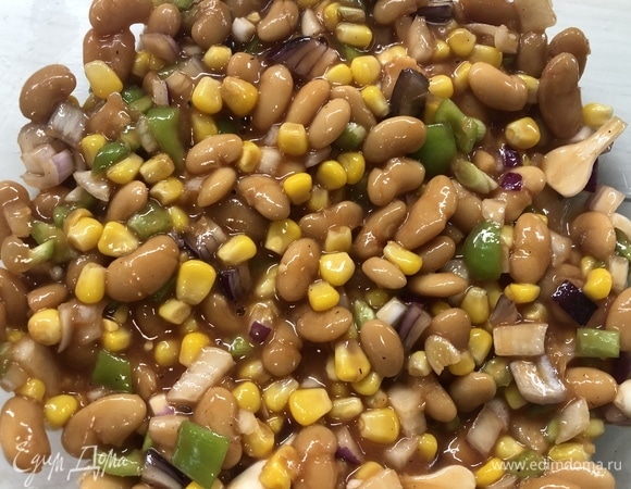 Нарезаем чеснок, болгарский перец, 1 белый лук, половину красного лука. Добавляем консервированную фасоль, кукурузу, заливаем заправкой. На этом этапе также можете экспериментировать с овощами.