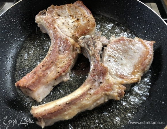 В разогретую сковороду добавляем масло и жарим до румяной корочки 4–7 минут с обеих сторон.